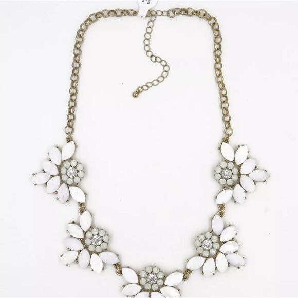 Beautiful Gold Tone Rhinestone Flower Statement Necklace NWT 18" - Picture 2 of 4